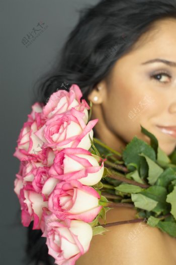 玫瑰花与美女图片