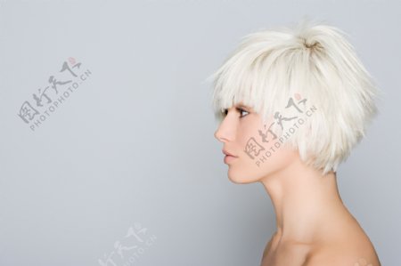 白色短发女人侧面图片