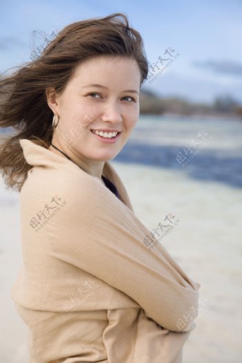 微笑的沙滩美女图片