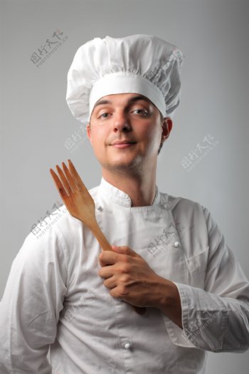 手拿木勺子的厨师图片