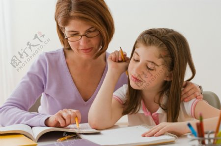 写作业的小女孩与妈妈图片