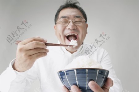 开心吃米饭的男人图片