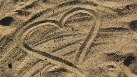画在沙滩上的一颗心