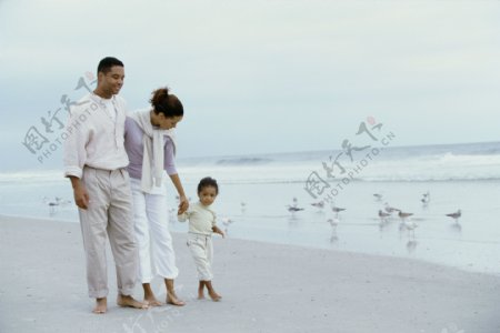 海边散步的一家人图片