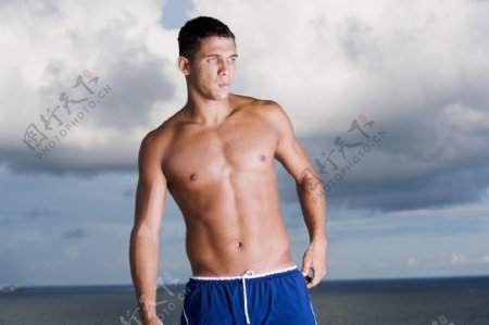 海边健身男人图片