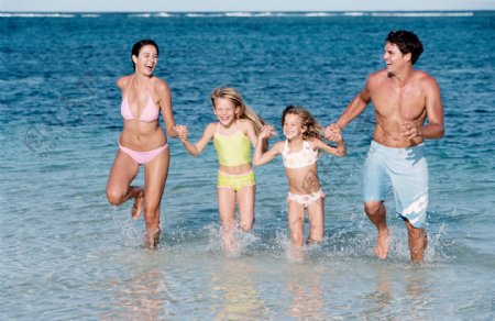 海水中开心的一家人图片