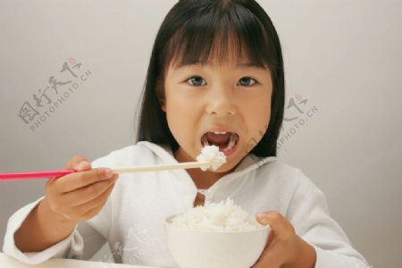 吃白米饭的儿童图片