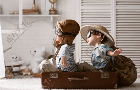 坐在行李箱的儿童图片