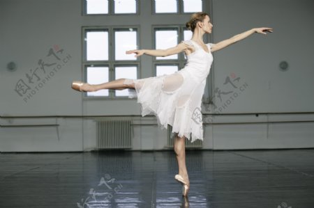 优美舞姿的舞蹈女演员图片