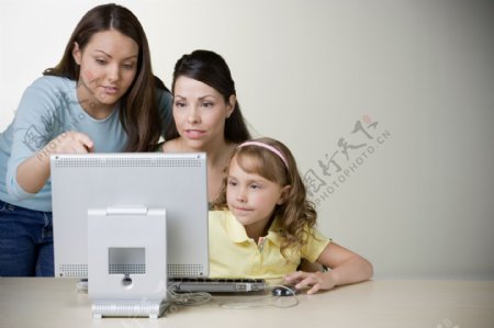 学习电脑的家庭图片