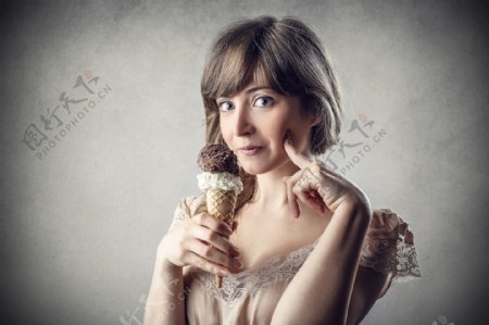吃冰淇淋的美丽女孩图片