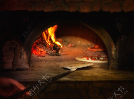 炉子里的披萨图片