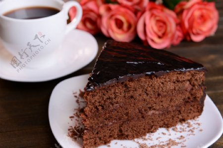 巧克力蛋糕与玫瑰花朵背景图片