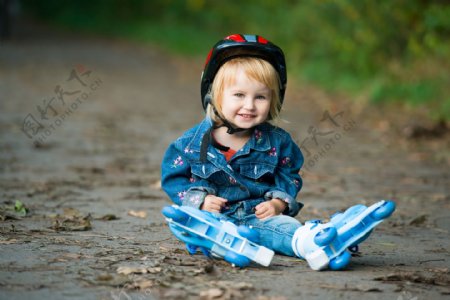 坐在地上的滑轮小女孩图片