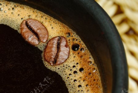 咖啡杯里的咖啡豆图片