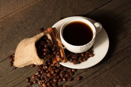 木板上的咖啡与咖啡豆图片