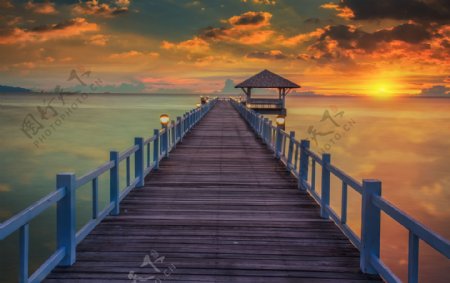 黄昏海边长桥风景图片
