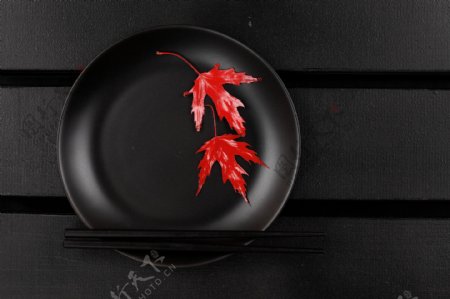 炒锅里的枫叶和筷子图片