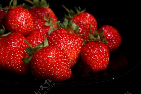 红色的美丽草莓图片