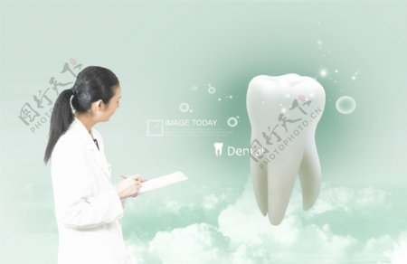 身穿白大褂的医生与牙齿PSD分层素材