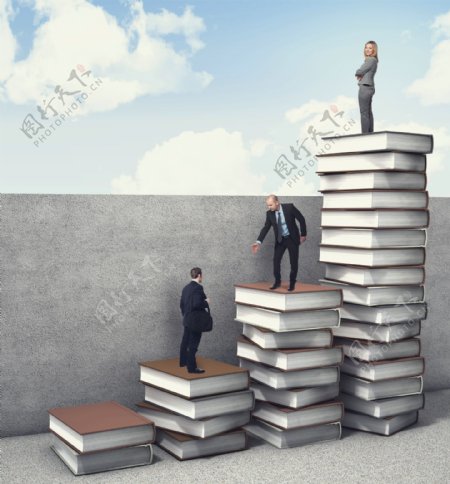 书本楼梯上的职业男人图片