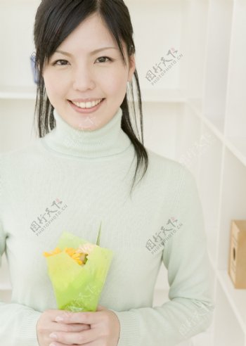 握花在胸前的女生图片图片