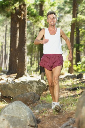树林里跑步的男人图片