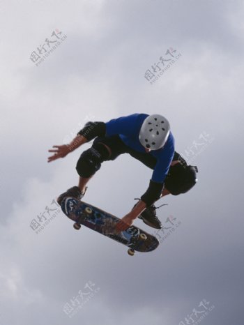腾空飞跃的滑板运动员图片