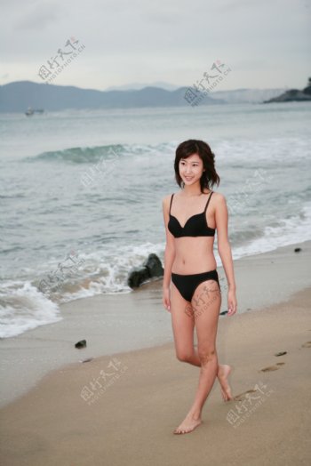 沙滩美女图片