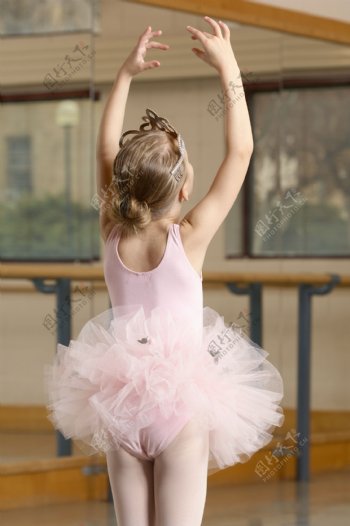 正在练习芭蕾的外国小女孩图片