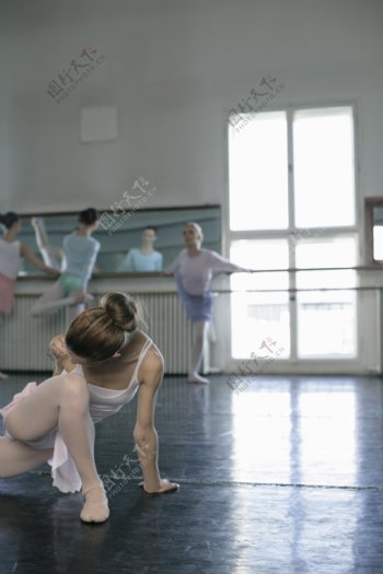 正在训练的芭蕾女性演员图片