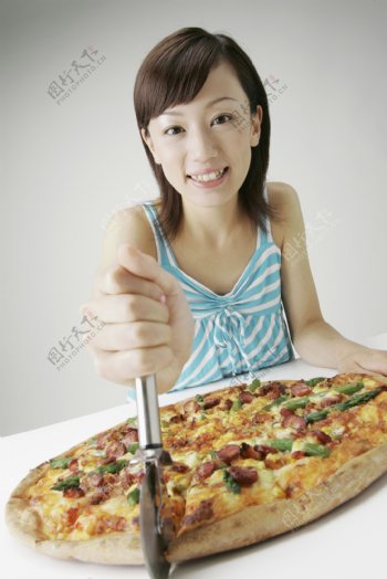 准备吃披萨的少女图片