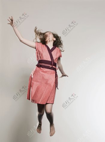 高兴大笑跳跃的外国女孩图片