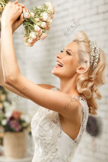 拿着花束的新娘美女图片