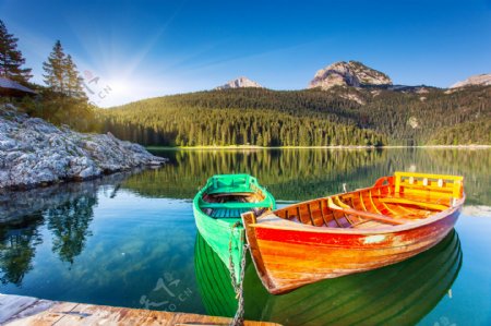 湖面上的木船