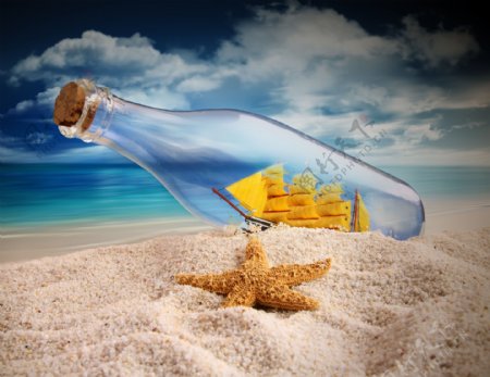 沙滩上的瓶子与海星