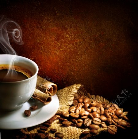 墙壁前的咖啡与咖啡豆