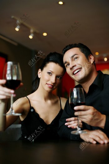 喝红酒的夫妻图片