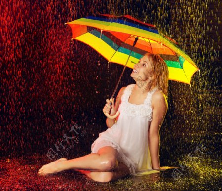 雨中打着彩虹伞的美女图片