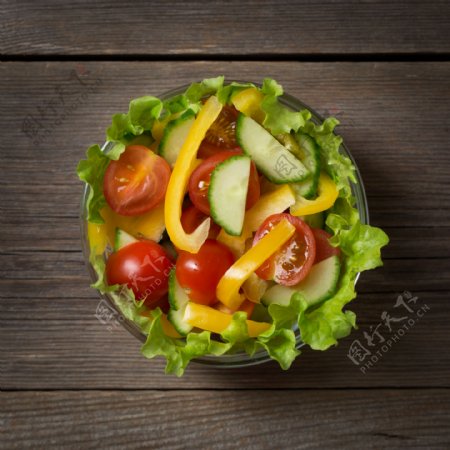 木板上的新鲜蔬菜沙拉
