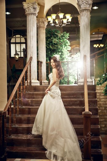 楼梯台阶上的新娘图片