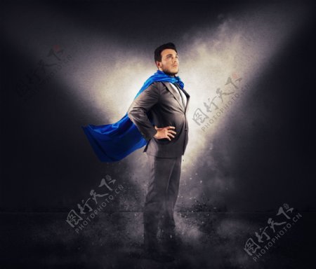 聚光灯下的商务男士超人图片