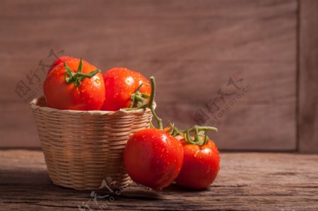 竹篮里的新鲜番茄
