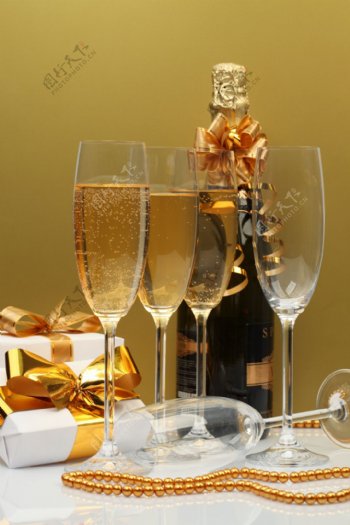 香槟红酒与礼物