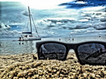 海滩上的墨镜图片