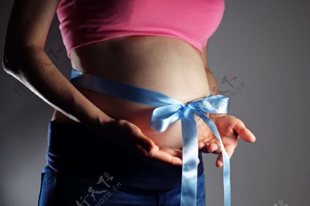 孕妇肚子上的彩带图片