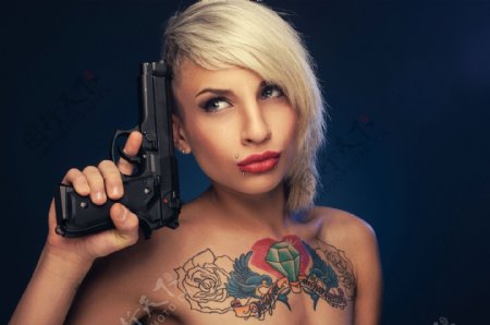 拿着枪的性感美女图片