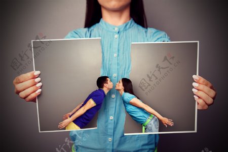 撕碎的相片与接吻的情侣图片