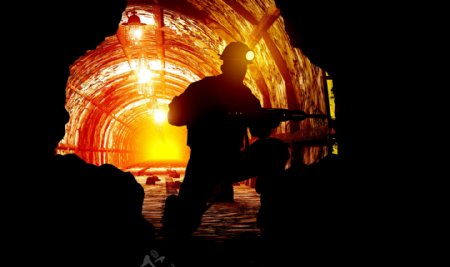 在隧道里工作的工人图片