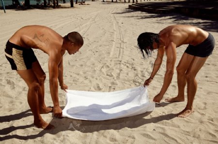 沙滩上的肌肉男性图片
